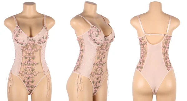 Body rose à fleurs Juliet grande taille, mannequin Body rose à fleurs Juliet grande taille, mannequin