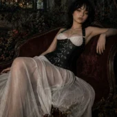 Corset Liberty cuir noir porté sur robe blanche, look gothic — Shivaleecious