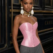 Corset satin rose porté, vue trois quarts — Shivaleecious