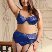 Ensemble soutien gorge et porte-jarretelles bleu grande taille Hazel (1) Ensemble soutien gorge et porte-jarretelles bleu grande taille Hazel (1)