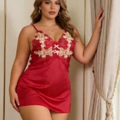 Nuisette rouge satinée à broderies dorées et dos nu