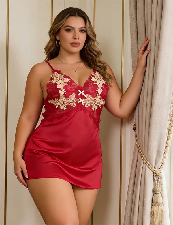 Nuisette rouge satinée à broderies dorées et dos nu