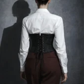 Serre-taille noir brodé, vue de dos, laçage ajustable sur chemise blanche