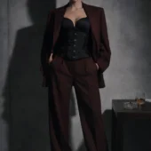 Serre-taille noir brodé porté avec blazer bordeaux oversize, verre de whisky et cendrier en arrière-plan