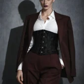 Serre-taille noir brodé porté sur chemise blanche et pantalon bordeaux, vue de face