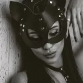 Masque en cuir à oreilles de chat (noir et blanc)
