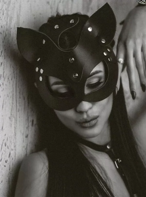 Masque en cuir à oreilles de chat (noir et blanc)