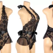 Body Noir en Dentelle avec Décolleté en V Solène (vue mannequin) Body Noir en Dentelle avec Décolleté en V Solène (vue mannequin)