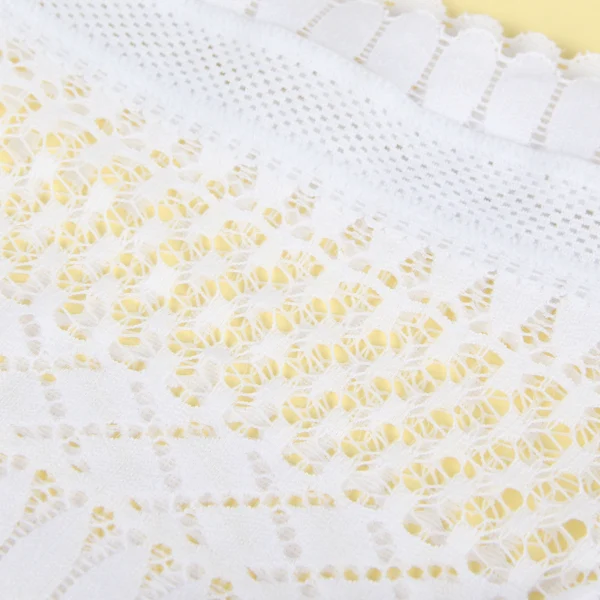 Shorty blanc en dentelle Acacia (zoom sur la dentelle) Shorty blanc en dentelle Acacia (zoom sur la dentelle)