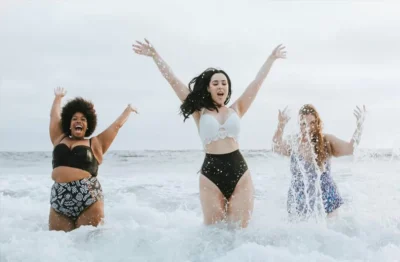 femmes s'éclaboussant dans l'eau de la mer
