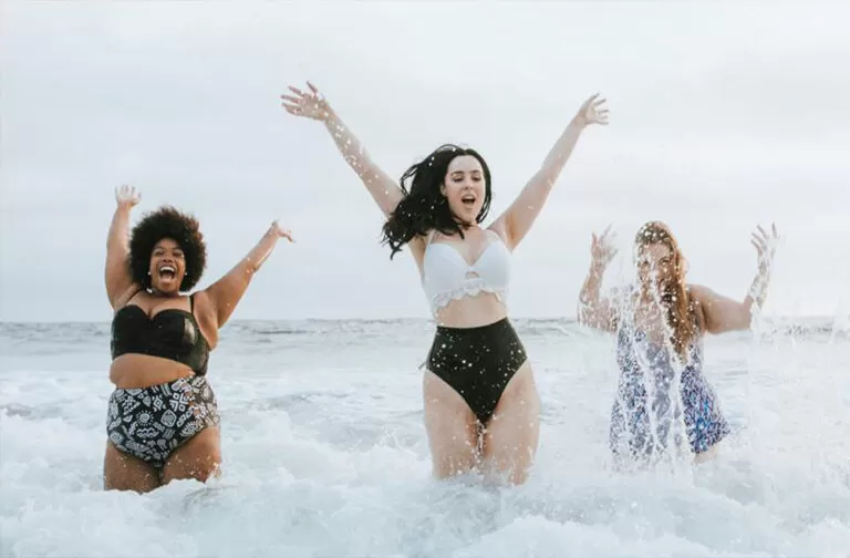 femmes s'éclaboussant dans l'eau de la mer