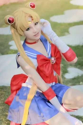 femme en cosplay sailor moon