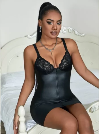 femme portant une nuisette en cuir et assise sur un lit