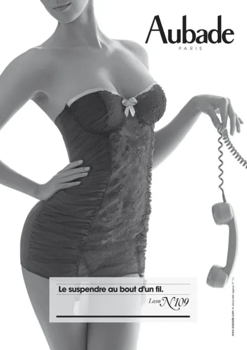 femme en guêpière retro avec combiné de téléphone dans la main