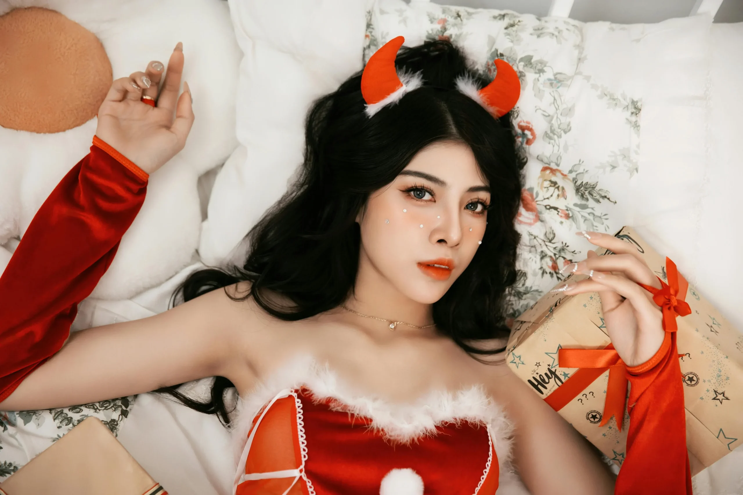 femme brune allongée en tenue de Noël avec lingerie 