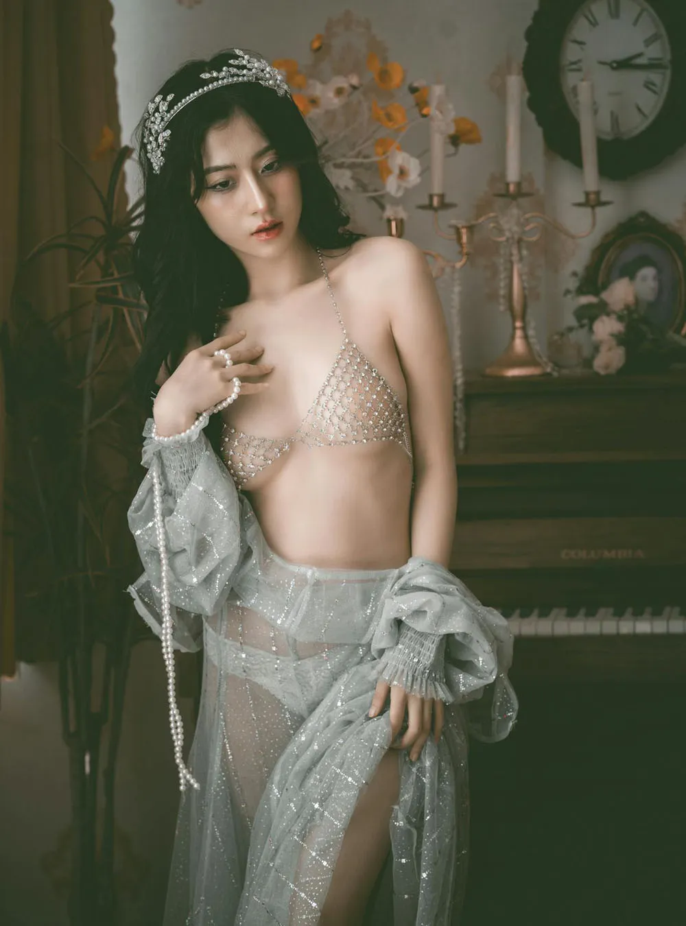 femme debout lingerie luxe transparente