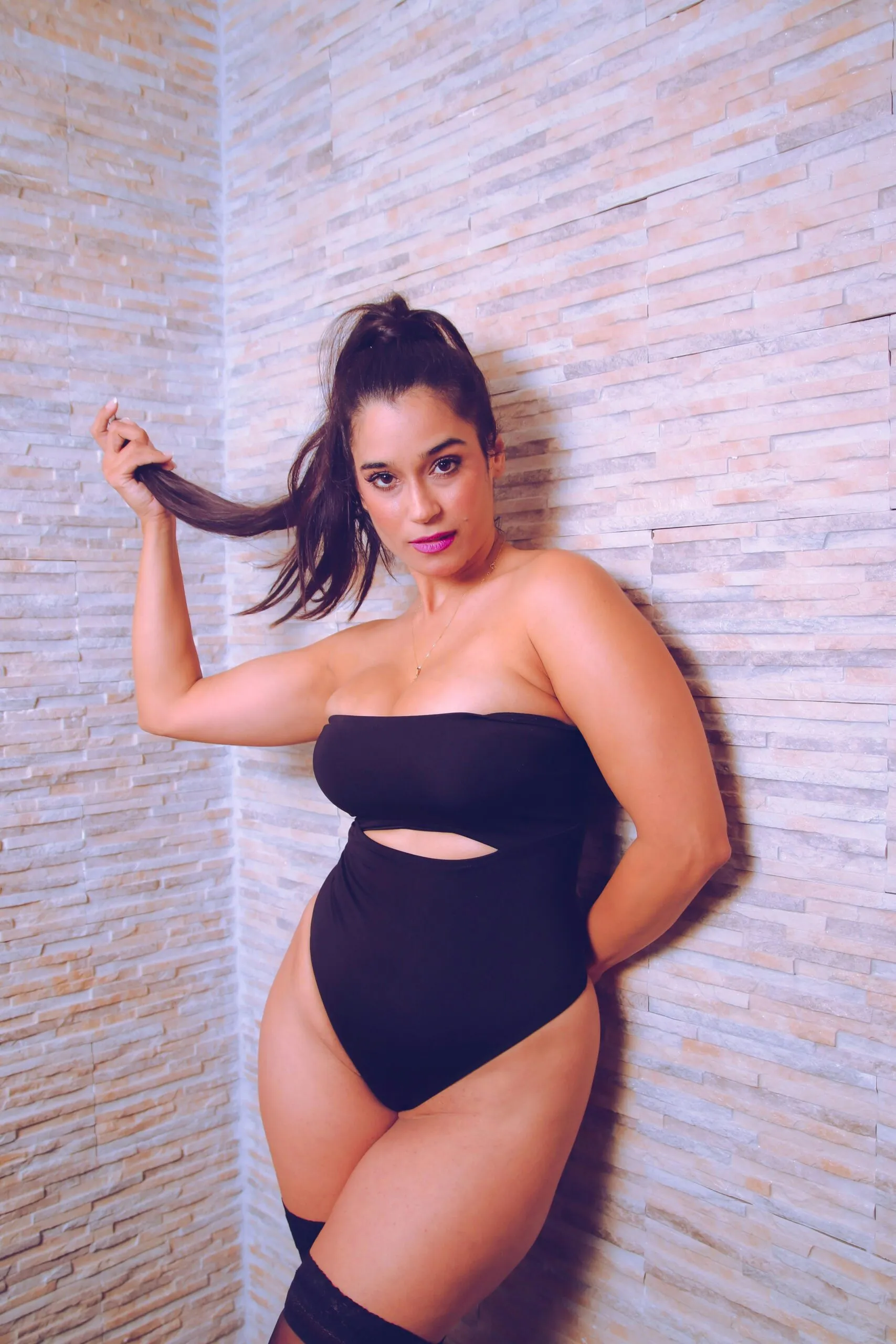 brune en body noir sans bretelle fente sous poitrine
