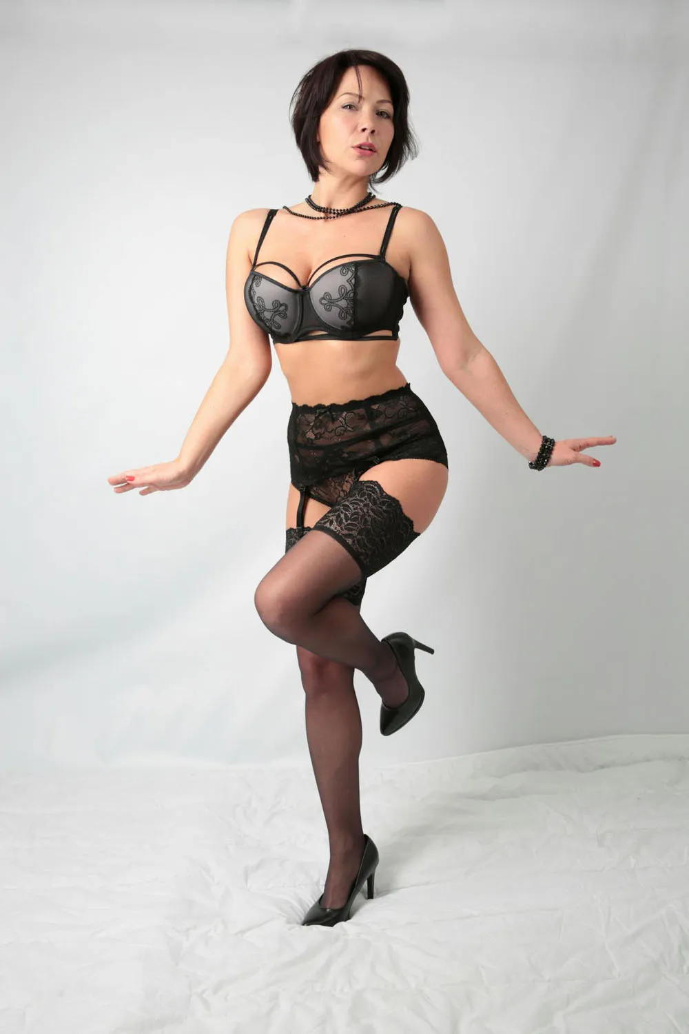 femme en lingerie noire bas, soutien gorge culotte porte jarretelles