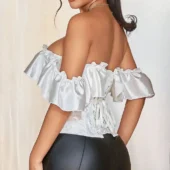 Corset blanc élégant et bretelles en satin (vue de dos) Corset blanc élégant et bretelles en satin (vue de dos)