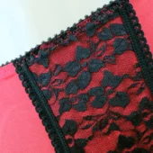 Porte-jarretelles rétro 6 jarretelles rouge et dentelle noire Moulin Rouge (dentelle zoom) Porte-jarretelles rétro 6 jarretelles rouge et dentelle noire Moulin Rouge (dentelle zoom)