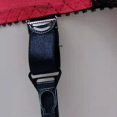 Porte-jarretelles rétro 6 jarretelles rouge et dentelle noire Moulin Rouge (jarretelle zoom) Porte-jarretelles rétro 6 jarretelles rouge et dentelle noire Moulin Rouge (jarretelle zoom)
