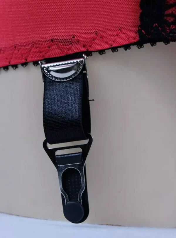 Porte-jarretelles rétro 6 jarretelles rouge et dentelle noire Moulin Rouge (jarretelle zoom) Porte-jarretelles rétro 6 jarretelles rouge et dentelle noire Moulin Rouge (jarretelle zoom)