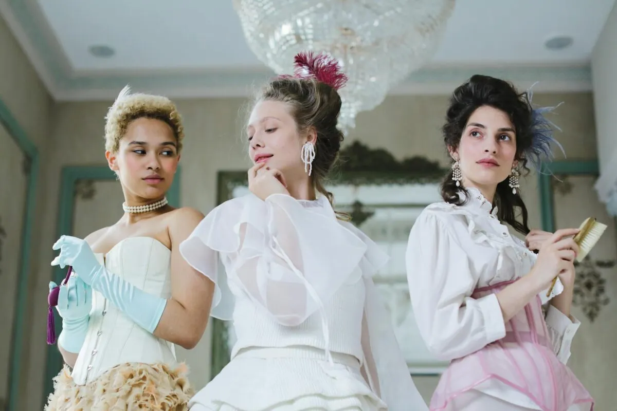 3 femmes en costume d'époque avec corsets