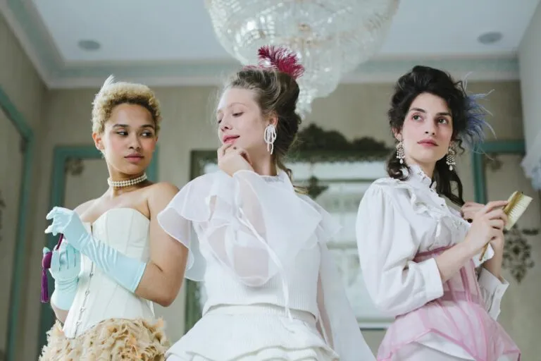 3 femmes en costume d'époque avec corsets