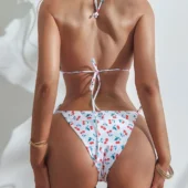 Bikini string blanc imprimé cerises Cherry Bomb (arrière) Bikini string blanc imprimé cerises Cherry Bomb (arrière)