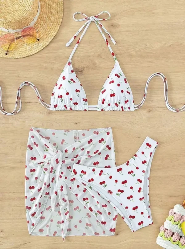 Bikini string blanc imprimé cerises Cherry Bomb (avant avec paréo) Bikini string blanc imprimé cerises Cherry Bomb (avant avec paréo)
