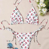 Bikini string blanc imprimé cerises Cherry Bomb (avant sans paréo) Bikini string blanc imprimé cerises Cherry Bomb (avant sans paréo)