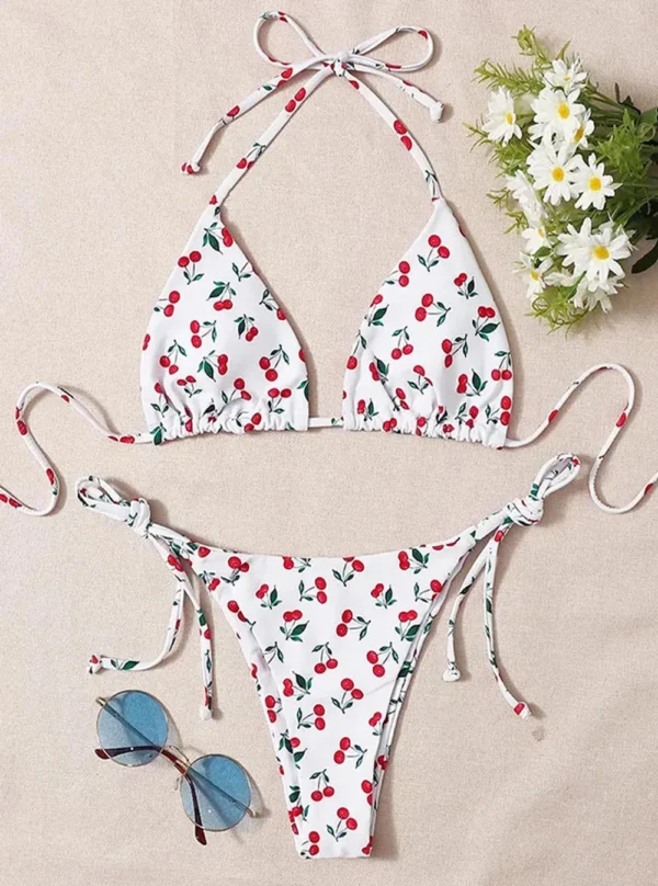 Bikini string blanc imprimé cerises Cherry Bomb (avant sans paréo) Bikini string blanc imprimé cerises Cherry Bomb (avant sans paréo)