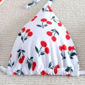 Bikini string blanc imprimé cerises Cherry Bomb (détails) Bikini string blanc imprimé cerises Cherry Bomb (détails)