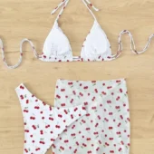 Bikini string blanc imprimé cerises Cherry Bomb (non porté arrière) Bikini string blanc imprimé cerises Cherry Bomb (non porté arrière)