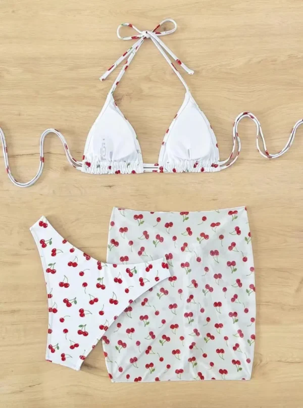 Bikini string blanc imprimé cerises Cherry Bomb (non porté arrière) Bikini string blanc imprimé cerises Cherry Bomb (non porté arrière)