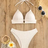 bikini-blanc-taille-mi-haute Bas taille mi-haute du bikini blanc texturé côtelé, avec une coupe légèrement échancrée et des coutures discrètes