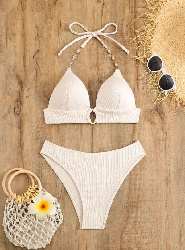 bikini-blanc-taille-mi-haute Bas taille mi-haute du bikini blanc texturé côtelé, avec une coupe légèrement échancrée et des coutures discrètes