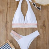Bikini graphique blanc, montrant la coupe échancrée et le maintien de la bande sous la poitrine.