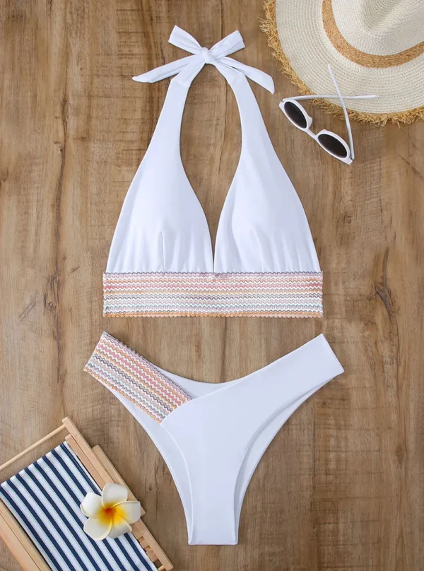 Bikini graphique blanc, montrant la coupe échancrée et le maintien de la bande sous la poitrine.