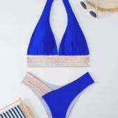Bikini graphique bleu, vue de face mettant en valeur le décolleté et la bande sous poitrine coordonnées