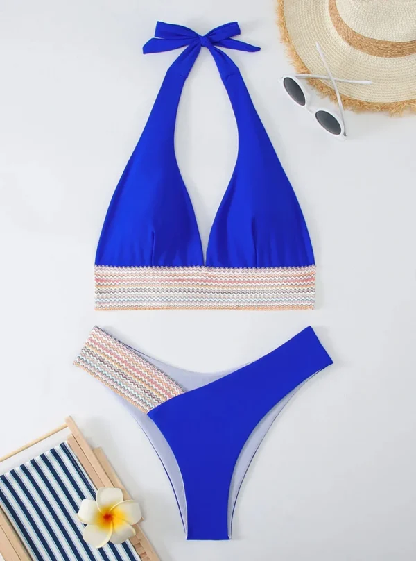 Bikini graphique bleu, vue de face mettant en valeur le décolleté et la bande sous poitrine coordonnées