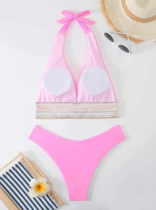Détail de la bande graphique sous la poitrine du bikini, avec motif zigzag coloré.