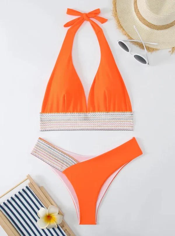 Vue de côté du bikini orange, soulignant la coupe échancrée et les bandes graphiques.