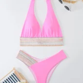 Détail du motif graphique coloré sur le bikini graphique rose.