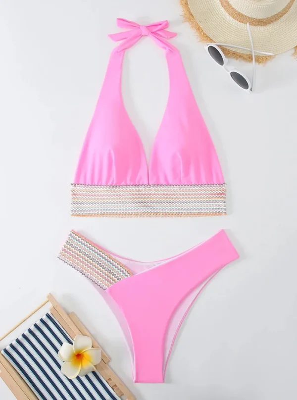 Détail du motif graphique coloré sur le bikini graphique rose.