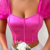 Bustier Fanny rose éclatant, vue de devant montrant la coupe cœur et les manches bouffantes en tulle.