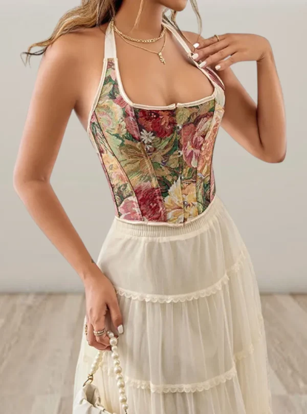 Zoom sur le motif floral tapisserie du corset, avec ses tons harmonieux de rose, vert et beige.