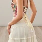 Corset dos nu, vue de dos mettant en valeur le laçage ajustable et le style halterneck