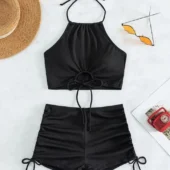 Ensemble de bain deux pièces en noir, vue de devant montrant le top dos-nu ajustable et le shorty taille haute froncé.