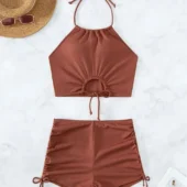 Détail des fronces latérales ajustables sur le shorty taille haute de l'ensemble de bain deux pièces, offrant une coupe modulable